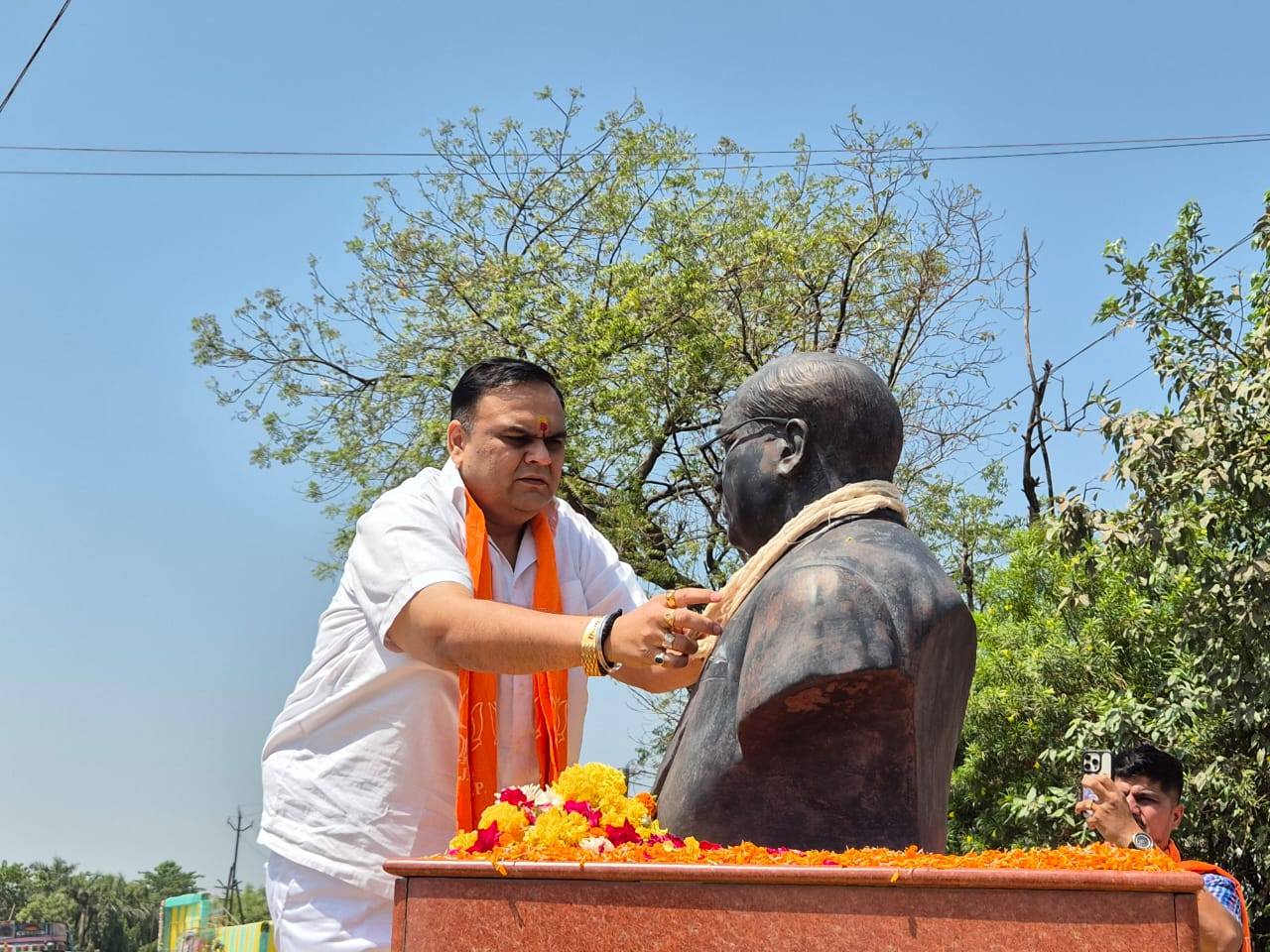 તા.૧૪-૦૪-૨૦૨૫ ના રોજ બંધારણના ઘડવૈયા ભારત રત્ન ડૉ. બાબાસાહેબ ભીમરાવ આંબેડકરજીની જન્મજયંતિ નિમિત્તે બારડોલી નગર ખાતે ડૉ. બાબાસાહેબ આંબેડકરજીની પ્રતિમાને કપાસની માસી અને ફૂલ અર્પણ કરીને નમન કર્યું.